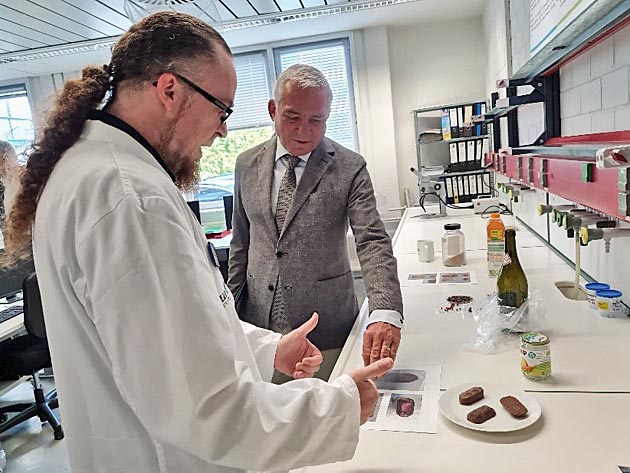 Foto: Thomas Kapp erläutert Herrn Minister Strobl spezifische Fälle aus dem Toxinlabor; von links: Herr Kapp, Herr Minister Strobl.