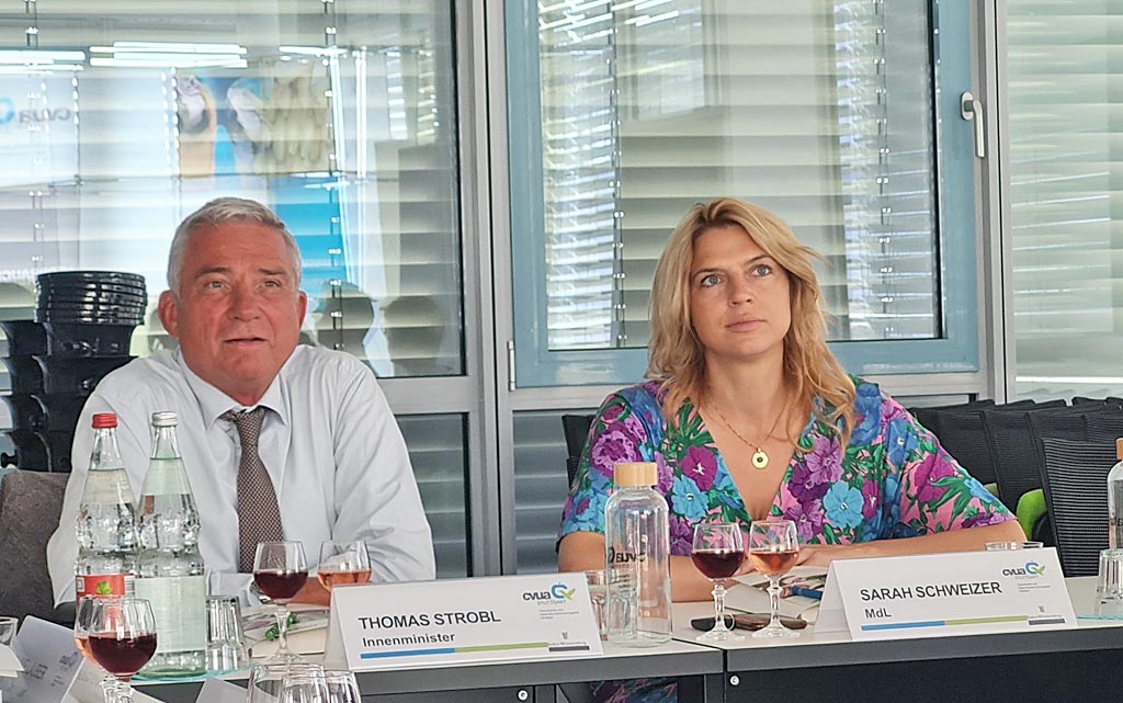 Foto: Vorstellung der Arbeit der Weinkontrolleure; von links: Herr Minister Strobl, Frau Schweizer MdL.