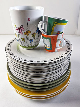 Foto mit verschiedenen Tassen und Tellern aus Keramik.