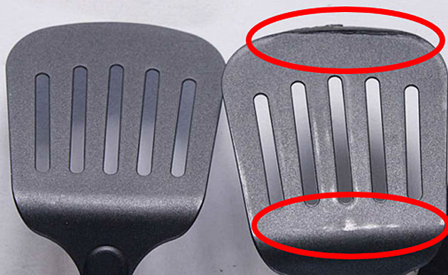 Das Foto zeigt einen unbenutzten und einen angeschmolzenen Pfannenwender.