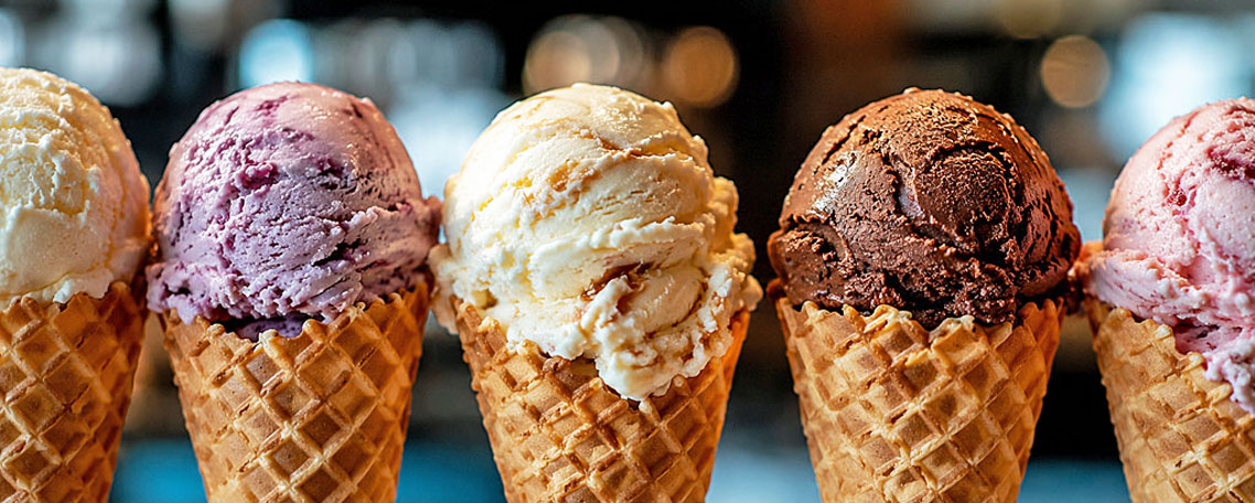 Verschiedene Eissorten in Waffelh�rnchen; KI-generiert.