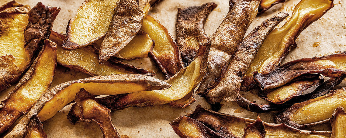 Im Airfryer selbst hergestellte Kartoffelschalenchips.