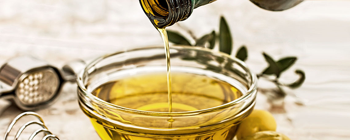 Olivenöl wird in eine kleine Glasschale gegossen; Quelle: Pixabay.