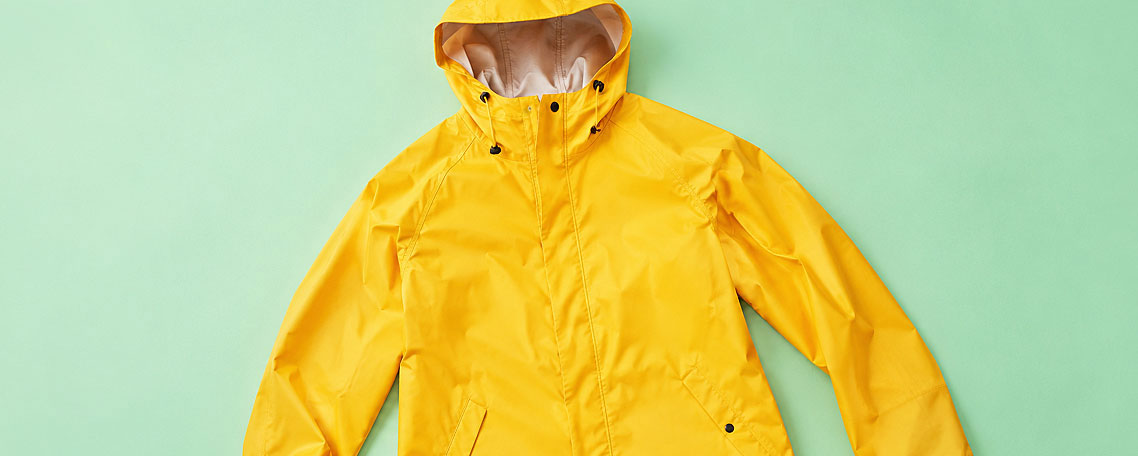 Eine gelbe Regenjacke mit Kapuze; KI-generiert.