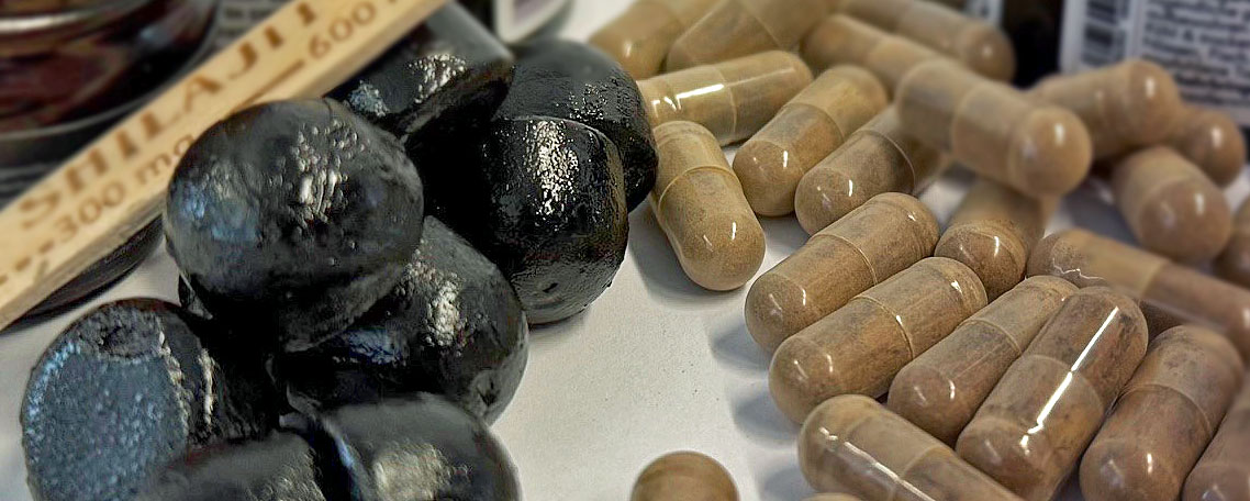 Shilajit in verschiedenen Darreichungsformen.