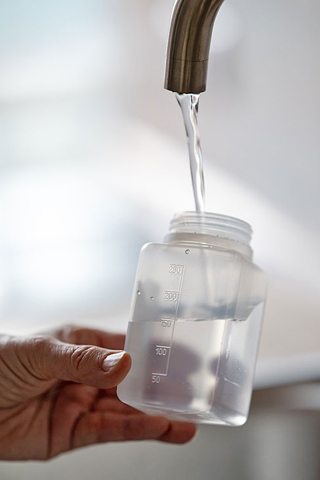 Foto einer mikrobiologischen Trinkwasserprobenahme.