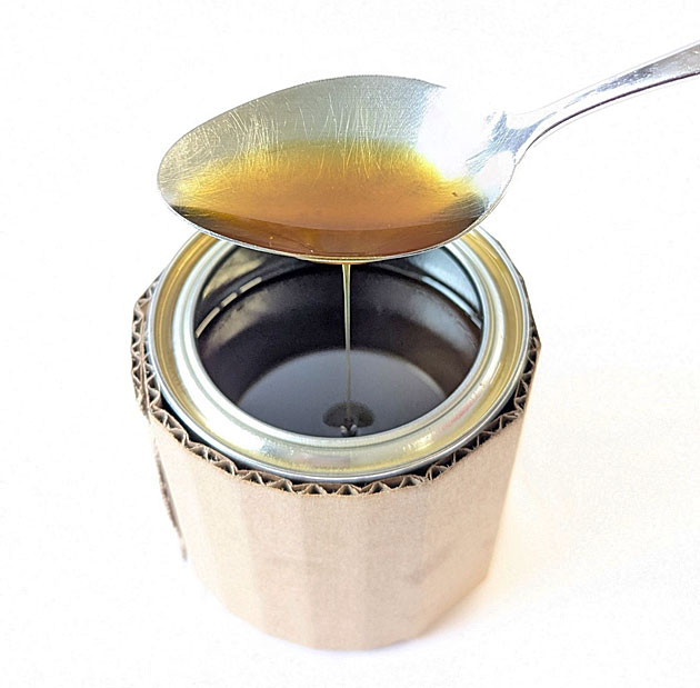 Gebrauchtes Frittierfett in einem Probenahmegefäß.