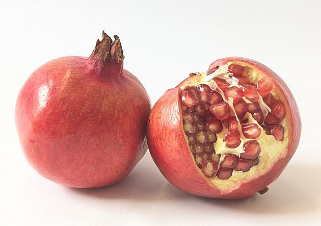 Abb. 1: Foto zweier Granatäpfel.
