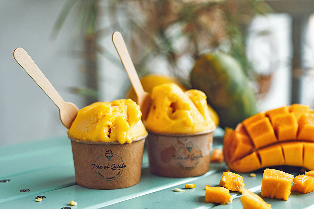 Zwei Schalen mit Mango-Sorbet.