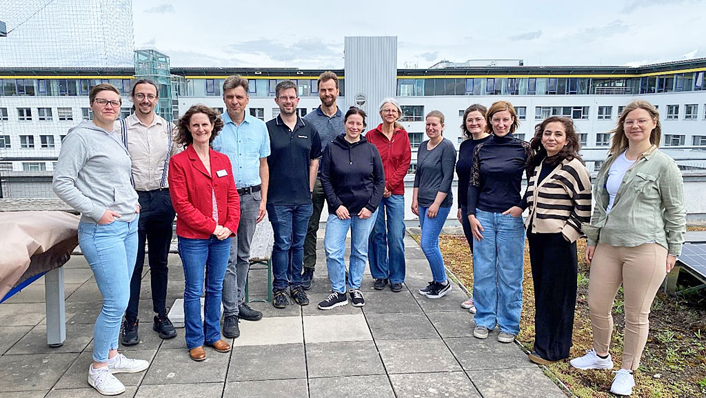 Gruppenbild der Teilnehmenden auf einer Dachterrasse.