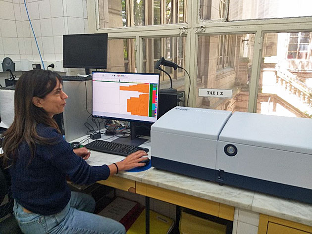 Eine Frau sitzt vor einem Messger�t im Labor. Auf dem Monitor ist ein Baumdiagramm zu sehen.